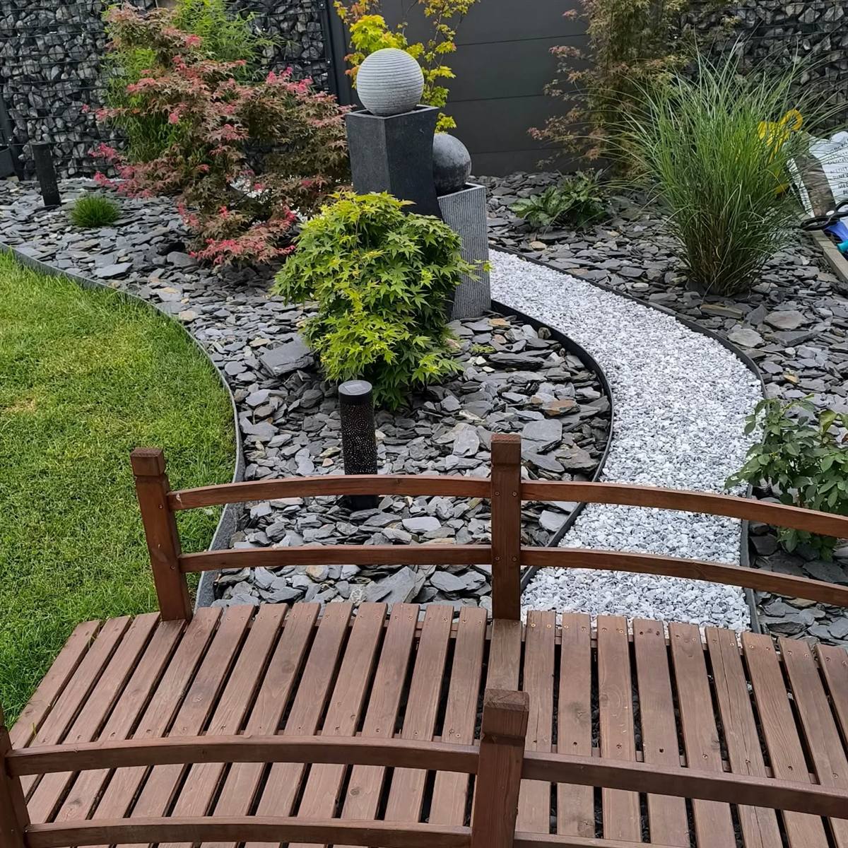 Boules minérales, mur en gabion et érables du Japon