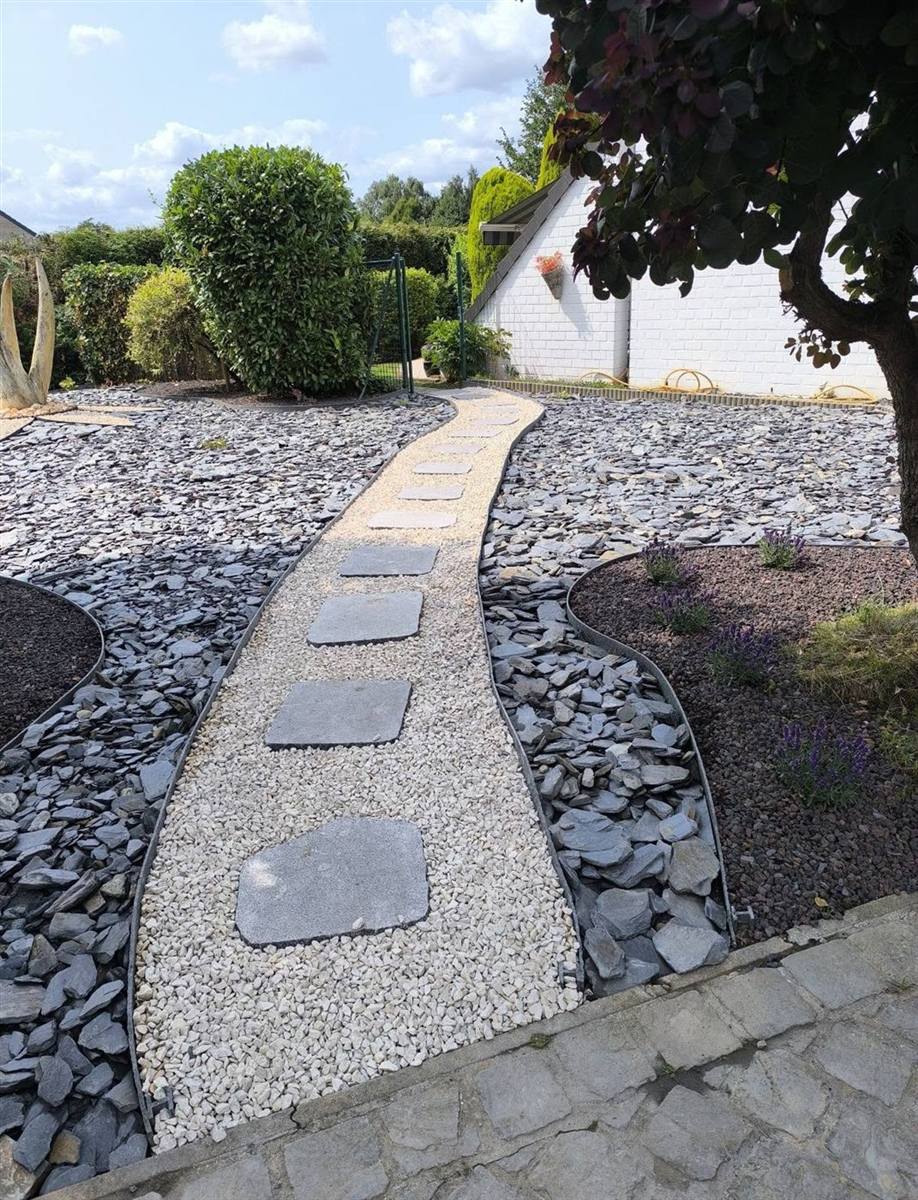Cheminement en galets et mur en gabion