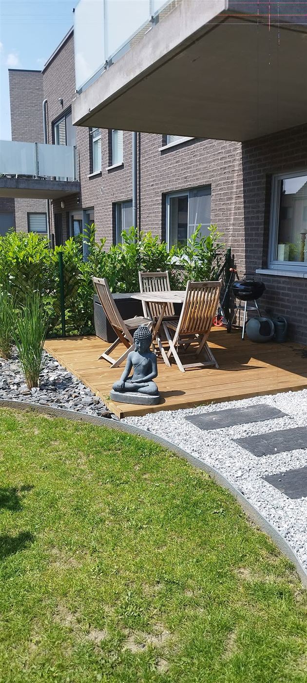 Coin détente zen avec terrasse en bois et statue de bouddha