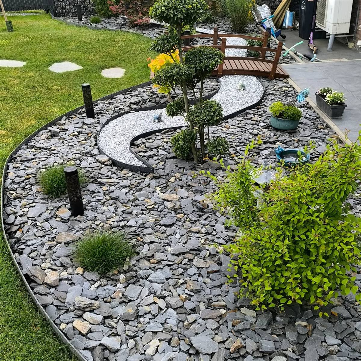 Parterre zen en spirale, ardoise sombre et galets blancs, pont japonais