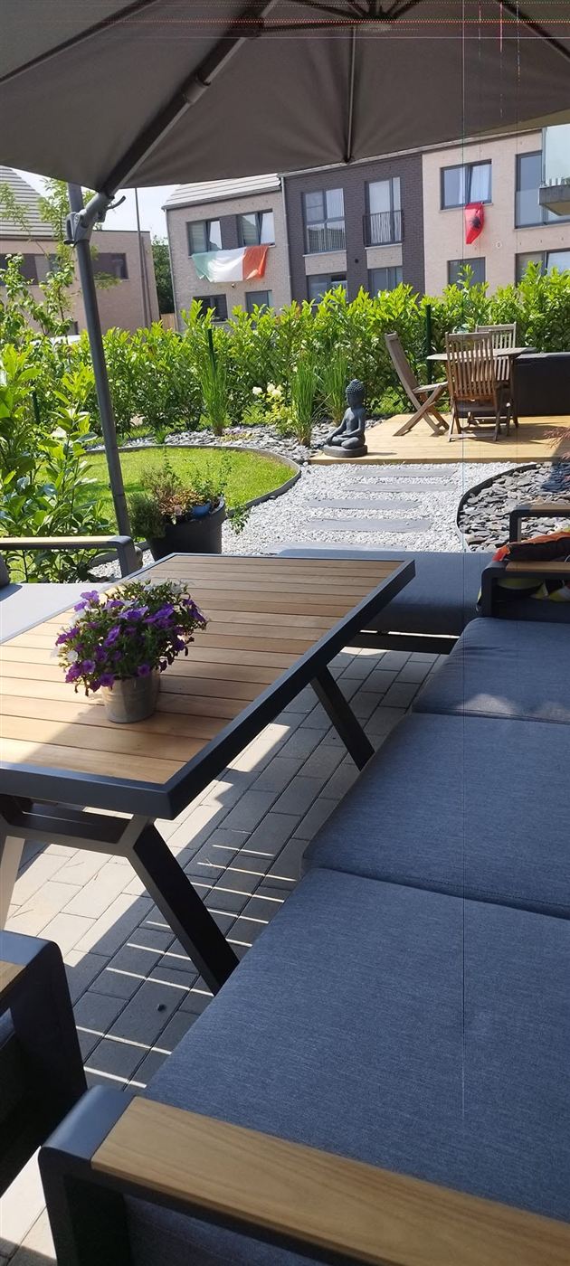 Salon de jardin zen, terrasse en bois et statue de bouddha